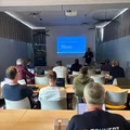 Photo salle de réunion avec un homme portant un tee-shirt DNN connect Belgique 2026